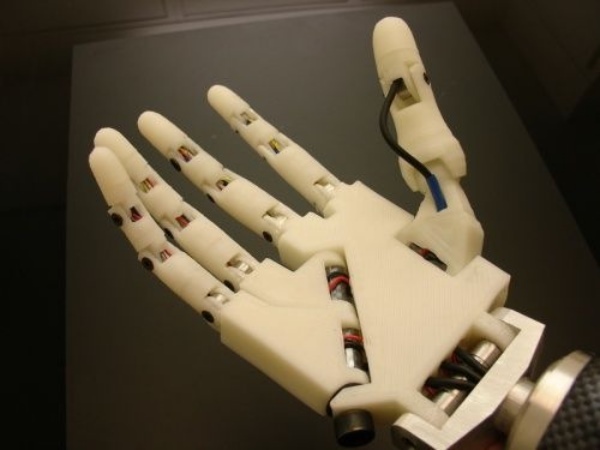 mão robótica feita em impressora 3D